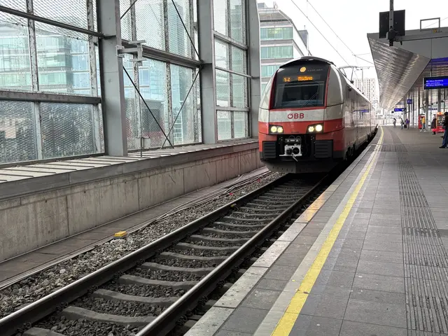 Ein Bild aus vergangenen Tagen, auf welches man noch länger verzichten muss: Die S2 beim Bahnhof Praterstern auf ihrem Weg in Richtung Mödling. Auch sie kann wegen der Stammstreckensperre nicht fahren. (Archiv) | Foto: z.V.g.