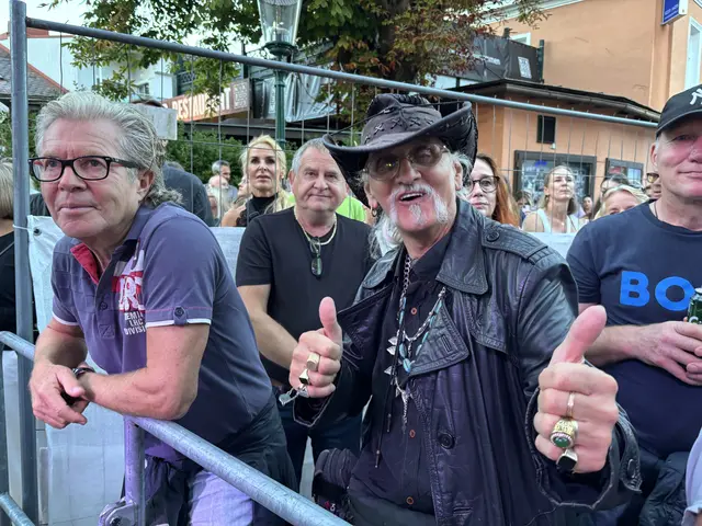 Die Super-Fans in der ersten Reihe. | Foto: Lauren Fahrenberger / MeinBezirk