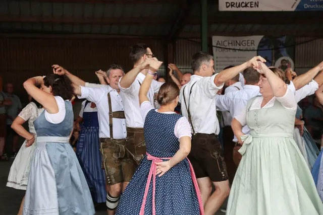Beim Fest wurde auch gemeinsam getanzt. | Foto: Katharina Lehner