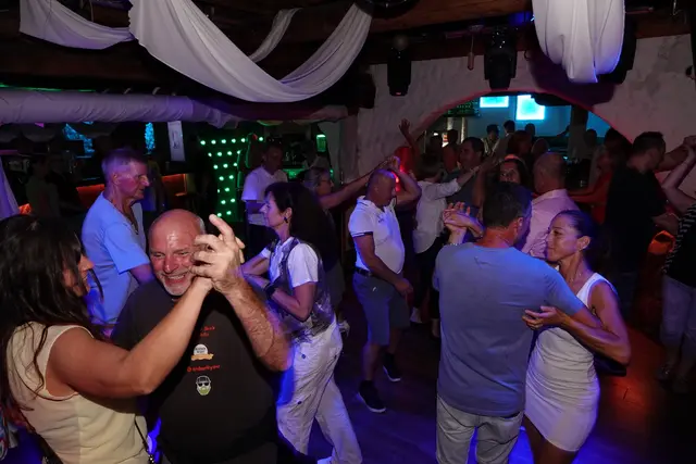Eine volle Tanzfläche sah man an diesem Abend immer wieder. | Foto: MeinBezirk/Michael Blinzer