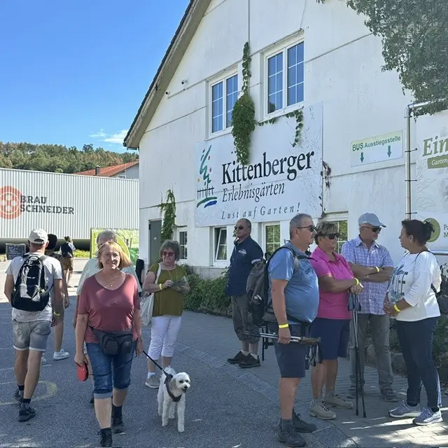 Treffen zur Fanwanderung durch Schiltern.