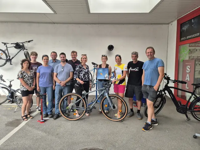 Clara Schreiber (Prokjektleitung LEADER Region Weinviertel Ost) &amp; Günther Schuch (Inhaber von
BikeManiac) mit Teilnehmer:innen des Workshops RADwerkeln | Foto: Leader