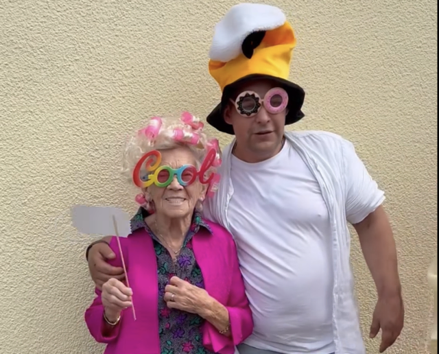 "Trude Oma" mit Manuel bei einem Geburtstagsfoto. | Foto: Markus Kahrer