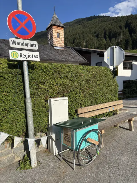 Das Bücherkistel ist gleich an der Regiotax Haltestelle zu finden.  | Foto: AMG