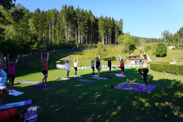 Devise des Erfolgsprojekts. Herausfordernd darf Yoga sein, überfordern soll es niemanden. | Foto: AMG