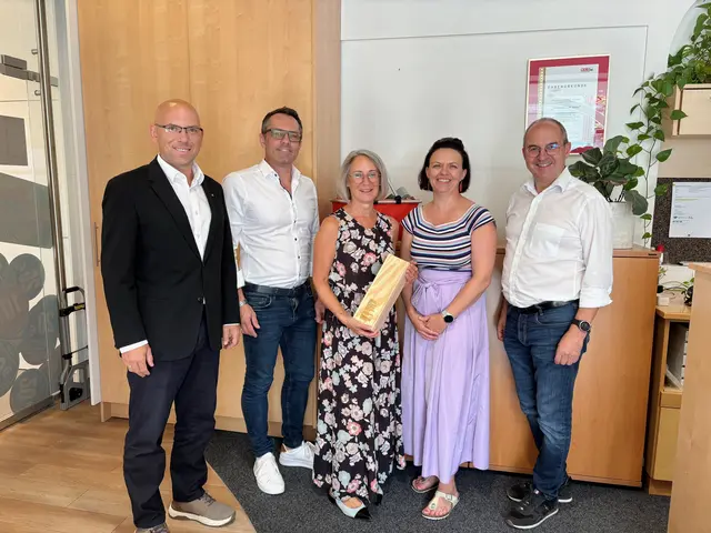 Karin Steinwender (Mitte) gratulierten viele Wegbegleiter zum Ruhestand, u.a. (v. l.): Marco Klammler (Regionalleiter Sparkasse), Helmut Riedl (MeinBezirk Weiz), Petra Friedrich (Geschäftsführerin Einkaufsstadt Weiz) und Andreas Schlemmer (Regionalleiter Wirtschaftskammer).  | Foto: MeinBezirk/Monika Wilfurth