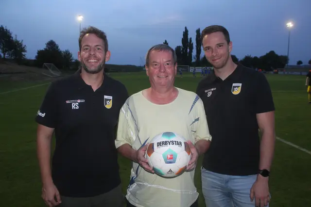 Sportfreund Robert Schaffer (mitte) sponserte den Matchball.