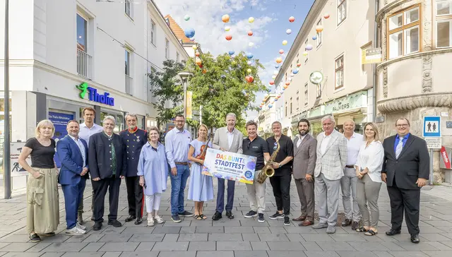 Alexandra Potzmann (Stadtmarketing), Manfred Reithofer (Rohrdorfer), Kristof Nagl (Airborne), Walter Max Schwendenwein (Männergesangverein), Stadtmusikdirektor Raoul Herget, Erste Vizebürgermeisterin Erika Buchinger, Stadtrat LAbg. Philipp Gerstenmayer, Musikschuldirektorin Cordula Schröck, Bürgermeister Klaus Schneeberger, Andreas Pirringer (Artett), Zweiter Vizebürgermeister LAbg. Rainer Spenger, Gemeinderat Kanber Demir, Josef Panis (Baumeister Josef Panis Gesmbh &amp; CO KG), Martin Friedl (Zentraplan), Nedija Ucar und Bernhard Seidl (beide Volksbank). | Foto: Stadt Wiener Neustadt/Weller