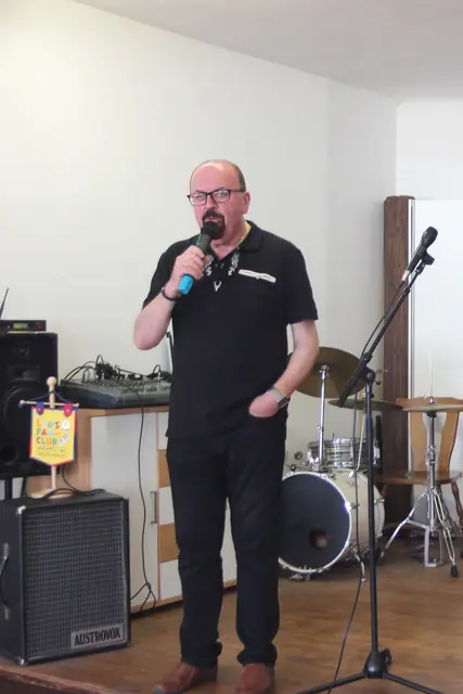 Der Stammtischleiter begrüßt seine Gäste und Musikanten. | Foto: J. &amp; M. Rathkolb
