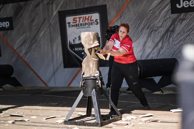 Mit Kraft, Präzision und perfektem Timing hackte sich Juliana Einfalt aufs Podium und holte einen nationalen Rekord. | Foto: Stihl Timbersports