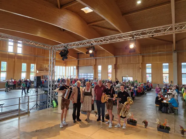 Der Startschuss erfolgte durch Bürgermeisterin Silvia Karelly in der SOMA-Halle beim Seniorenbezirkswandertag. | Foto: Aufbradler