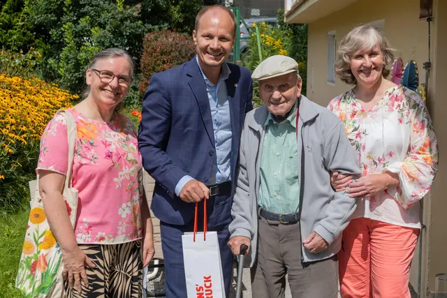 Andreas Hosp bei seiner Feier zum 103. Geburtstag – gemeinsam mit den Töchtern Edith (r.) und Renate (l.) und Bürgermeister Johannes Anzengruber. | Foto: F. Bär