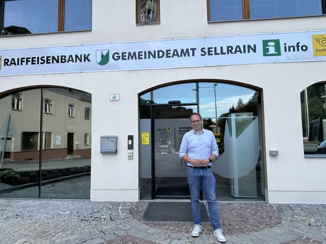 Bürgermeister Benedikt Singer freut sich über die Entwicklungen in der Gemeinde.  | Foto: AMG