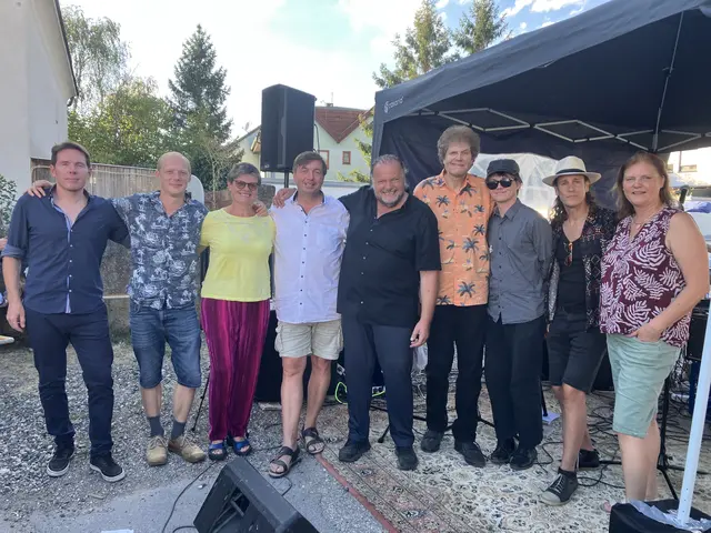 Andras Köhalmi, Christian Kurz, Christa Kasehs, Franz Spehn, Hannes Kasehs, Christian Dozzler aus Amerika, Tom Silver, Peter Kern und Stadträtin Eva Roula aus Strasshof (vlnr).  | Foto: zVg