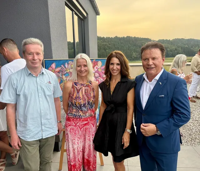 Karl Bauer, Gabi Troester, Sylvia Knaus und Hans Baumgartner bei der Eröffnung von „Zwischen Himmel und Mensch“ (v. l.).  | Foto: Unit Gallery Gleisdorf