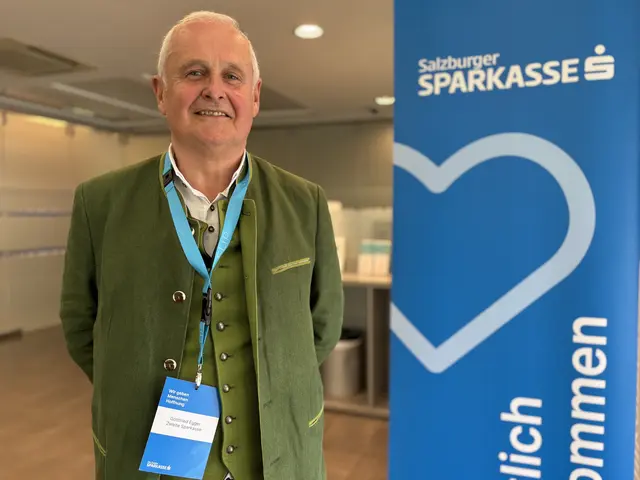 Gottfried Egger aus Salzburg Umland ist ehrenamtlicher Mitarbeiter in der Sparkasse und hilft Menschen wieder finanziell Fuß zu fassen.  | Foto: Sabrina Moriggl