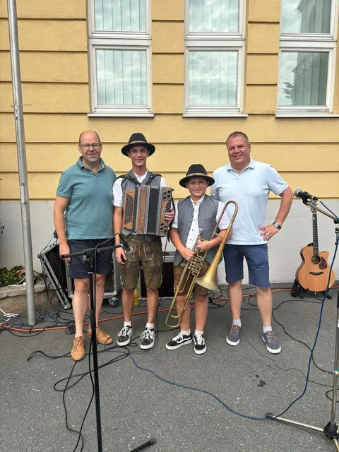Gemeindeparteiobmann und Bürgermeister Thomas Heissenberger (li) lud zum Familenfest in Hochneukirchen-Gschaidt. | Foto: VP Hochneukirchen-Gschaidt