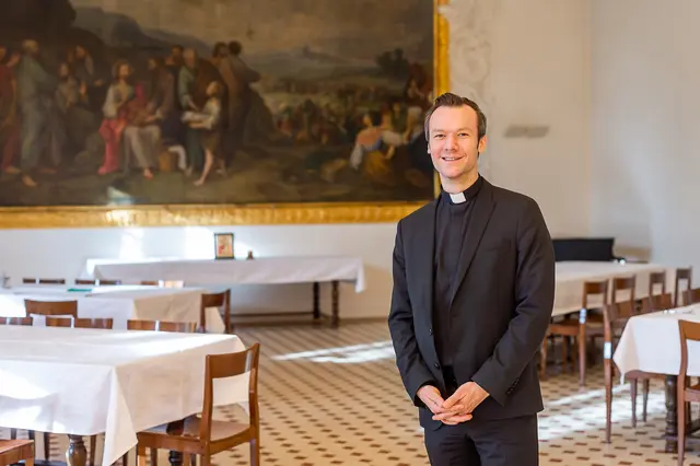 Im Hochzeitsfieber: Regens Thorsten Schreiber freut sich auf künftige Hochzeitsfeiern in den Räumlichkeiten des Priesterseminars Graz.