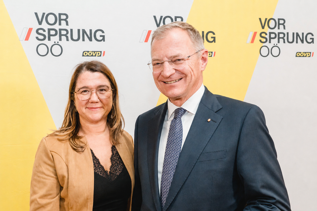 Landeshauptmann Stelzer gratuliert Daniela Wolfschluckner. | Foto: Gemeinde Steegen