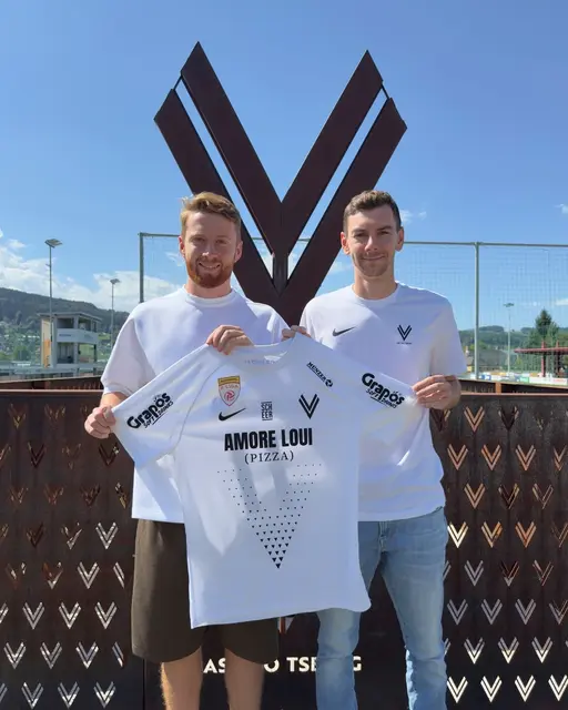 Sebastian Szvetits begrüßt Kai Stratznig in Voitsberg. | Foto: ASK Voitsberg