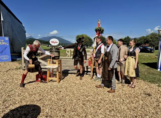 Vizebürgermeister Dieter Nagelschmied durfte beim Feistritzer Kirchtag heuer den traditionellen Bieranstich übernehmen. | Foto: Privat