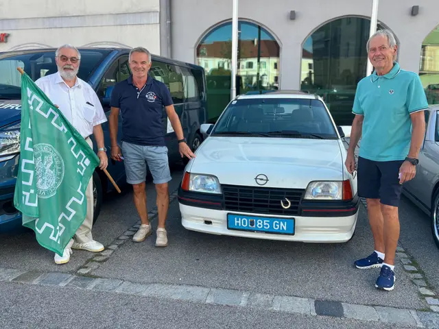 Stadtrat Werner Oppitz begrüßte Reinhard Popp mit seinem Fahrzeug am Start. | Foto: Markus Kahrer