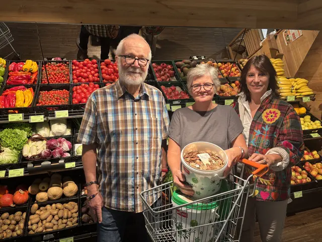 Andrea Kastinger vom Bauernladen übergibt das Geld an Herbert Bronnenmayer (li.) und Veronika Kunze (re.) vom Verein Miakwadang. | Foto: Staudinger
