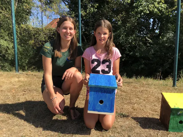 Landjugendleiterin Lena Steiner und Elena Baumgartner vollendeten ihr Werkstück mit großer Sorgfalt. | Foto: Gemeinde Rohrbach/Vonwald