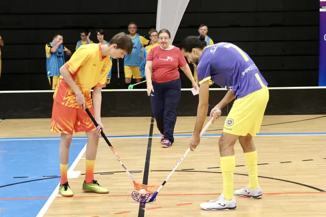 Fabian Kneisl mit dem Special Olympics Burgenland-Team beim Unified-Floorball | Foto: Sebastian Koller