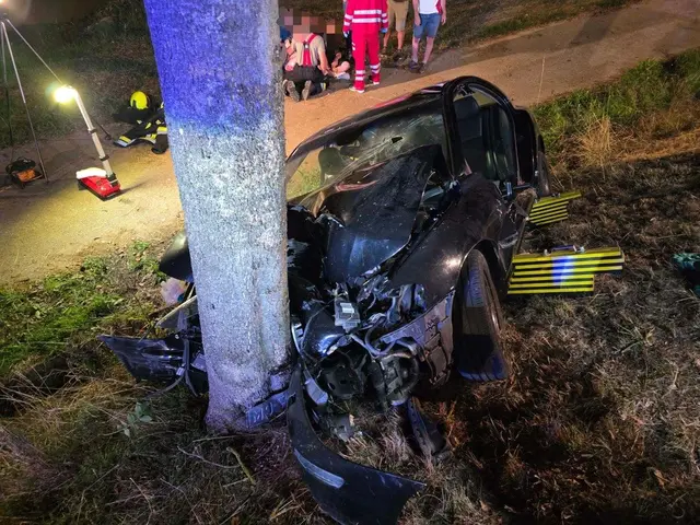Der PKW prallte frontal gegen einen Baum. | Foto: FF Zwettl