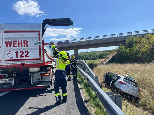 Auf der S4 musste ein Fahrzeug aus dem Graben geborgen werden. | Foto: Feuerwehr Mattersburg
