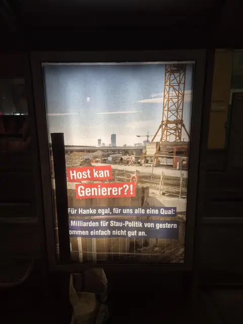 Nachdem es bereits Anti-Hanke- und Anti-Lobautunnel-Sprüche auf Mistkübeln der MA 48 gab, sind jetzt auch die Wiener Linien an der Reihe. | Foto: Screenshot theEmperorKarl/Reddit