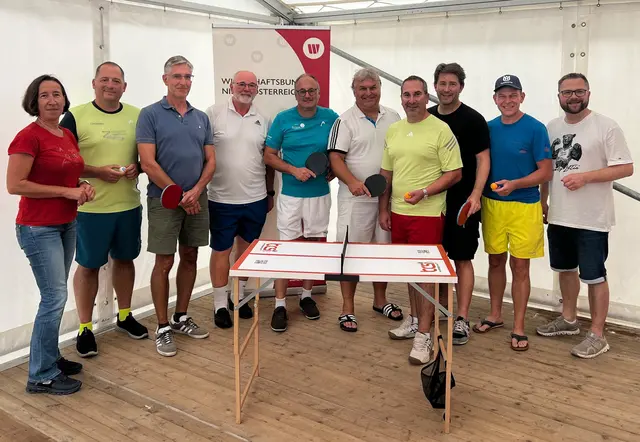 Trotz Regen gute Laune: Das Wirtschaftsbund Open der Bezirksgruppe Mistelbach wurde kurzerhand vom Tennisplatz an die Tischtennisplatte verlegt. | Foto: Fetter