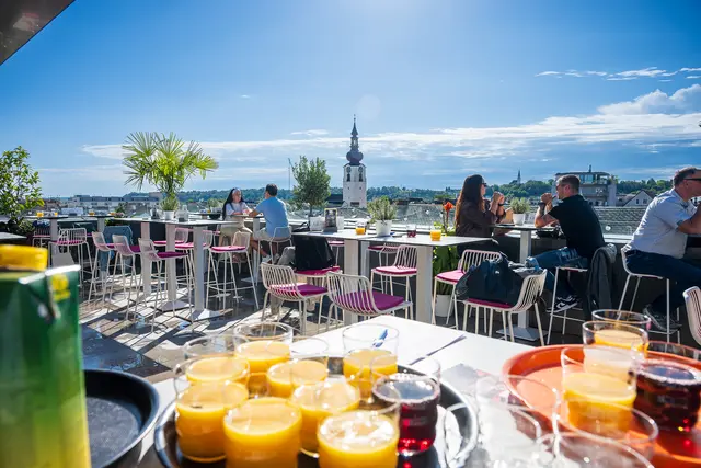 Mit einem Abschlussbrunch bei herrlichem Wetter endet die diesjährige Saison für das Welser "Dachgeflüster". | Foto: Rene Hauser