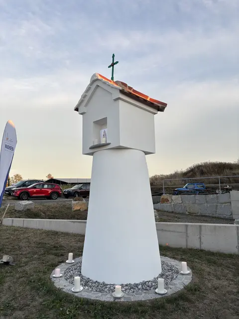 Das Neu errichtete Schwedenmarterl erinnert an die Verheerungen des 30-jährigen Krieges. In der Nische die Schutmantel-Madonna. | Foto: Daniel Schmidt