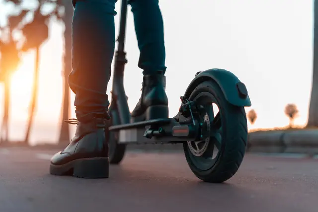 E-Scooter-Fahrer flüchtete vor Polizeikontrolle und versteckte sich im Wald | Foto: manupadilla/smarterpix