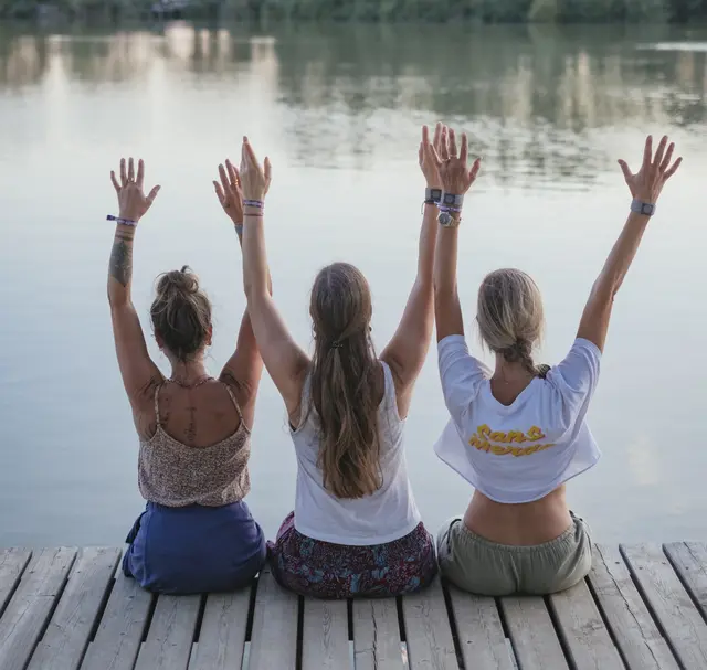 Beim wasserFest am Naturteich Großhart fanden die Teilnehmenden Momente der Balance und Verbundenheit. | Foto: Clara Wildberger