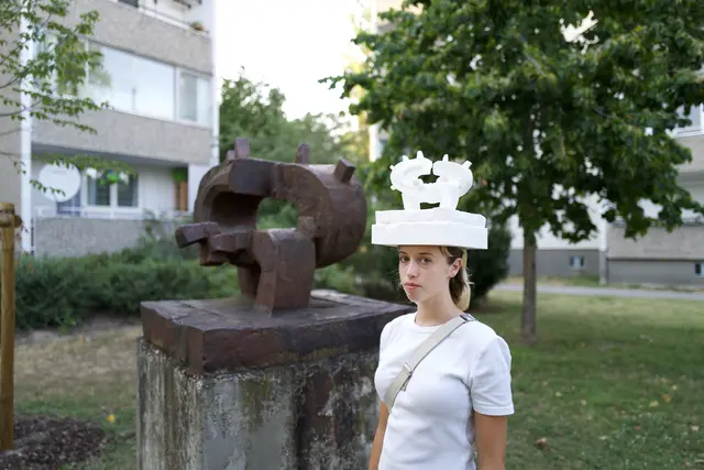 In der Wohnhausanlage Thürnlhofstraße kann man Kunst entdecken, die vor der eigenen Haustür entstanden ist. Im Mittelpunkt der Ausstellung stehen Kunstwerke aus den 1950er- bis 1970er-Jahren, die in der Wohnhausanlage aufzufinden sind.  | Foto: Jörg Auzinger