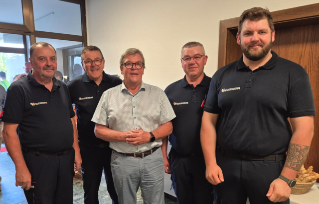 Eine Abordnung der Feuerwehr gratulierte Josef Lindner. | Foto: Marktgemeinde Gutau