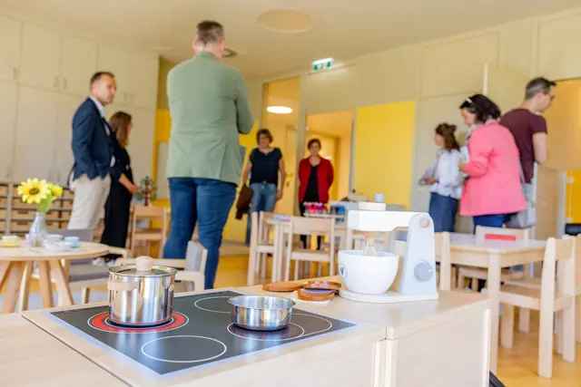 Die neue Einrichtung umfasst vier Gruppen und gesamt 91 Plätze, es gibt drei Kindergartengruppen und eine alterserweiterte Gruppe. Die Einrichtung soll künftig das Angebot an wohnortnaher und ganztägiger Kinderbildung und -betreuung im Stadtteil Gneis vergrößern. | Foto: Stadt Salzburg/Wildbild