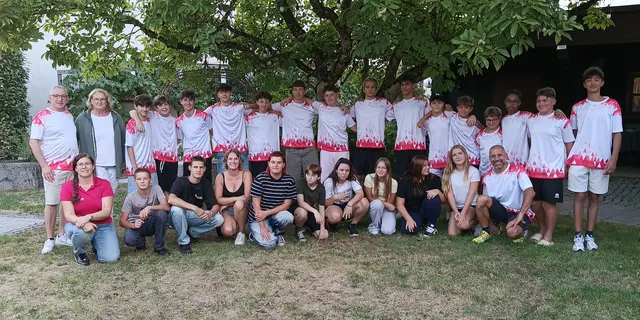 Die Volleyballspieler aus Gemona und Laakirchen, Vizebgm. Maria Ohler, Trainer Ricardo Patat und Teammanager Paolo Guerra (beide Gemona), Trainerin Bianca Kothbauer (Laakirchen) und Eva Katzinger (Abteilung Kultur und Generationen Stadtgemeinde Laakirchen). | Foto: Stadtgemeinde Laakirchen