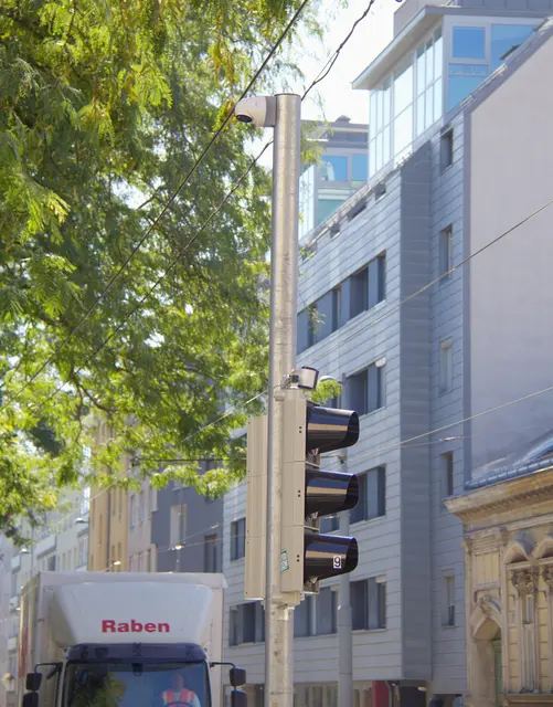 Eine moderne Ampel soll den Verkehr auf einer Floridsdorfer Kreuzung nun automatisch mit Sensoren regeln. Der Sensor ist auf der Ampel drauf. | Foto: BV21