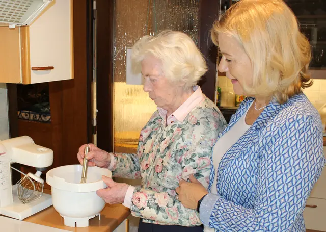 Zwei Frauen beim Kochen