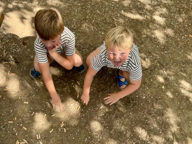 Maximilian und Matthias finden die Reste der Zigaretten eklig. | Foto: Markus Kahrer