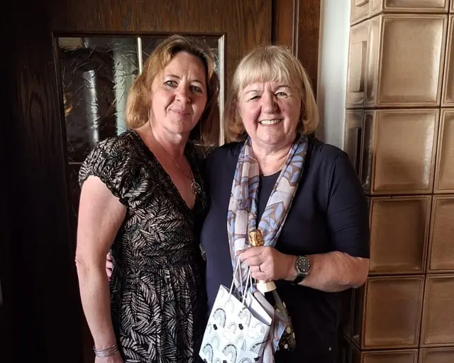 Helga Schauperl (Regionalleiterin der VHS OÖ) bedankt sich bei Helga Hofstadler für den jahrzehntelangen, erfolgreichen Einsatz als Nebenstellenleiterin der VHS Pregarten. | Foto: VHS OÖ Freistadt