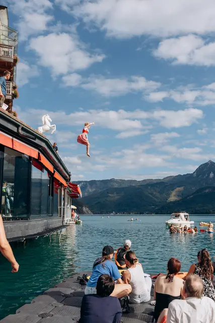 Insgesamt 65 Springerinnen und Springer wagten beim Weissen Rössl am Wolfgangsee den Sprung ins kühle Nass. | Foto: Hotel im Weissen Rössl am Wolfgangsee