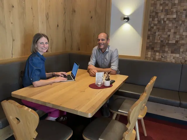Hotelier Michael Walchhofer im Gespräch mit Julia Hettegger, stellvertretende Chefredakteurin. 
 | Foto: MeinBezirk