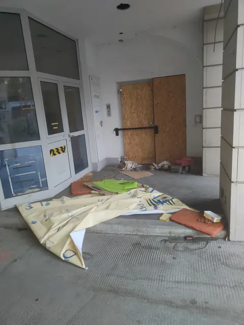 Obdachlose übernachten offenbar im Eingangsbereich der Wiedner Hauptstraße 52. | Foto: zVg
