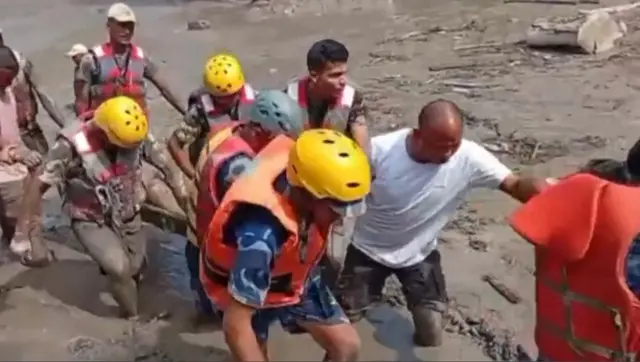 Rettungskräfte tragen nach den schweren Überschwemmungen und Erdrutschen im nepalesischen Distrikt Rasuwa eine Person aus dem Katastrophengebiet.