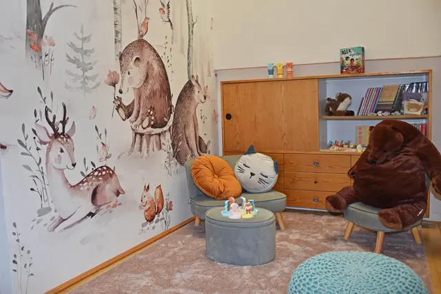 Frauen und Kinder, die von Gewalt betroffen sind, finden in Tirol Schutz und Unterstützung in vier Frauenhäusern sowie in zahlreichen Übergangs- und Frauennotwohnungen. Im Bild zu sehen ist das 2023 eröffnete Frauenhaus des Vereins „lilawohnt“ im Tiroler Unterland. | Foto: Land Tirol/Dorfmann